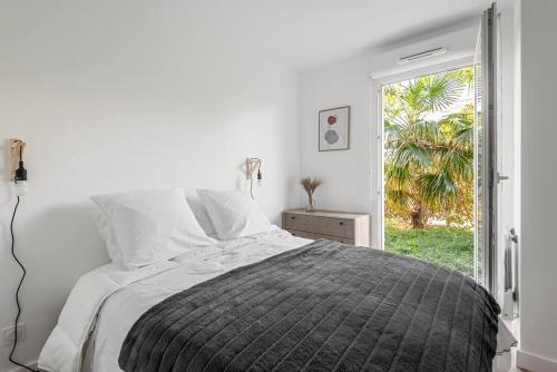 Giường trong phòng chung tại Hermitage Parc 1 Bedroomed groundfloor with garden