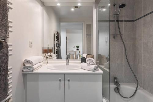 Phòng tắm tại Hermitage Parc 1 Bedroomed groundfloor with garden