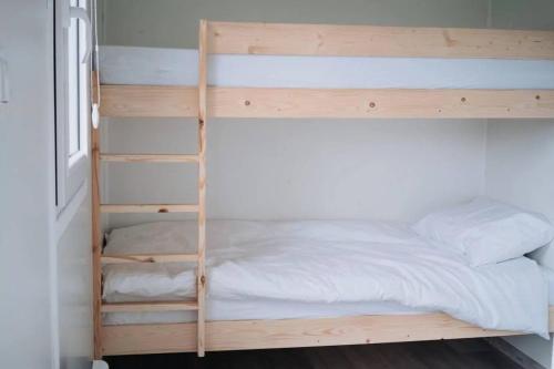 Łóżko lub łóżka piętrowe w pokoju w obiekcie Nowoczesny domek w okolicy centrum Wrocławia