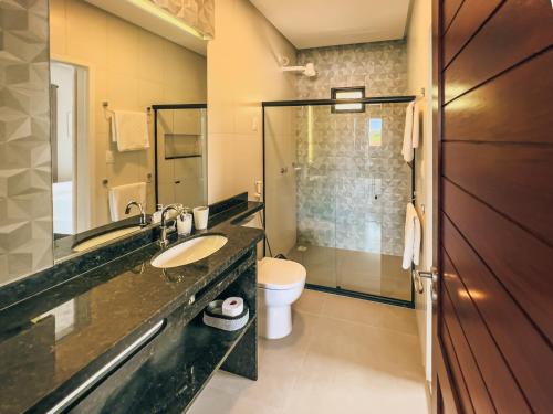 een badkamer met een wastafel en een toilet bij Mar e Lar in Maragogi