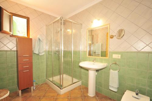 uma casa de banho com um lavatório e um chuveiro em Cas Conill em Llucmajor
