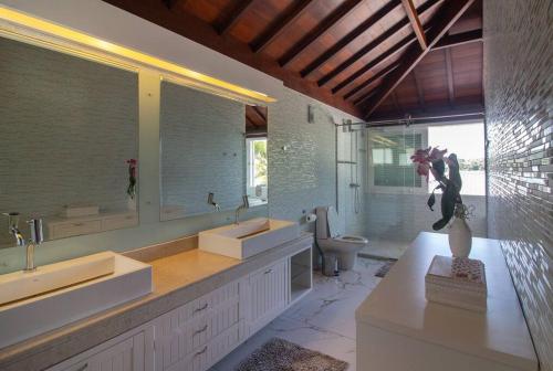 Koupelna v ubytování Mansão Pé na Areia da Ferradura Por Luxury Rentals