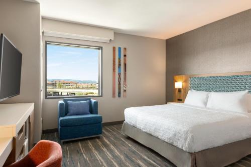 una stanza d'albergo con un letto, una sedia e una finestra di Hampton Inn & Suites San Mateo-San Francisco Airport a San Mateo