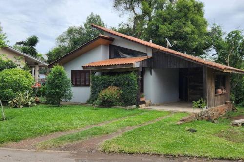 een huis met een groene tuin ervoor bij Casa com vista para o vale - Serra Gaúcha in Nova Petrópolis
