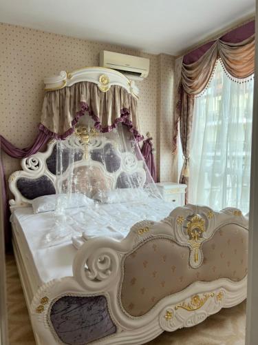 een wit bed met een baldakijn in een slaapkamer bij Hotel Amore Beach - All Inclusive Light in Elenite