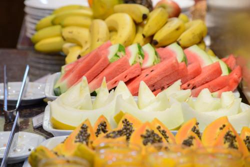 a display of different types of fruit on plates at Faro Hotel São José dos Campos in São José dos Campos