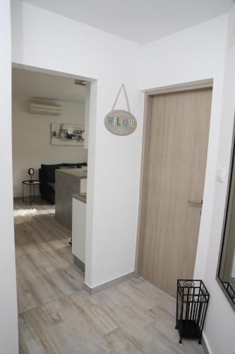 a living room with a door and a kitchen at Apartman Željka in Karlovac