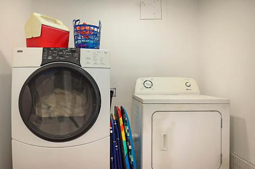 a washing machine and a washer in a room at Steps to Beach & Downtown! Cozy Beach Bungalow #1 in Lake Worth