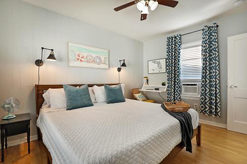 1 dormitorio con 1 cama y ventilador de techo en Steps to Beach & Downtown! Cozy Beach Bungalow #1, en Lake Worth