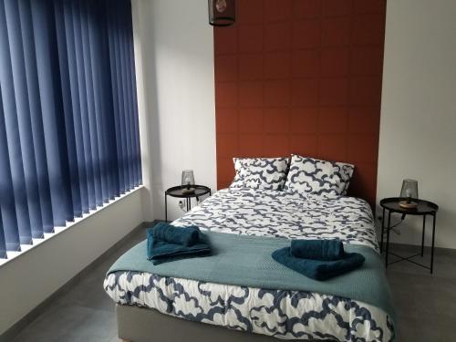 ein Schlafzimmer mit einem Bett mit blauen Handtüchern darauf in der Unterkunft Le Local in Koenigsmacker