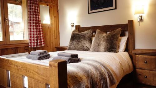 um quarto com uma cama com toalhas em Chalet Mimi em Morzine