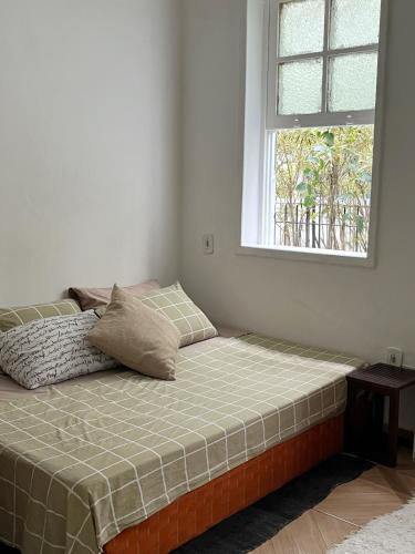 Cama en habitación con ventana en Studio Copa, en Río de Janeiro