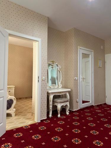 een kamer met een kaptafel en een spiegel bij Hotel Amore Beach - All Inclusive Light in Elenite