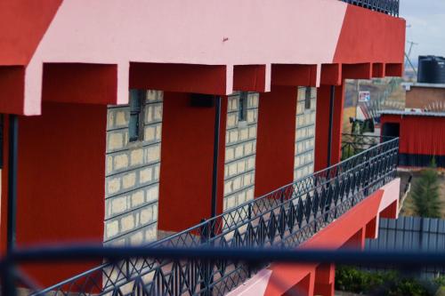 widok na budynek czerwono-biały w obiekcie Four Wheels Gardens Hotel & Accommodation w mieście Kitengela 