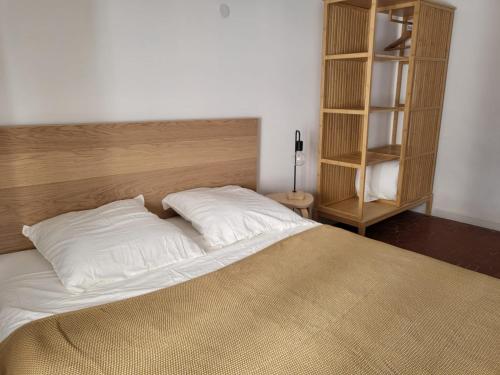 une chambre avec un grand lit avec des oreillers blancs dans l'établissement Appartement avec son toit terrasse, en plein coeur de Marseille, à Marseille