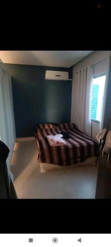 um quarto com uma cama numa parede azul em Casa de férias em Montes Claros