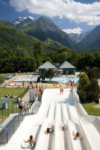 un groupe de personnes nageant dans une piscine dans l'établissement Appart 4-6 pers au pied des pistes - Val Louron, à Val Louron