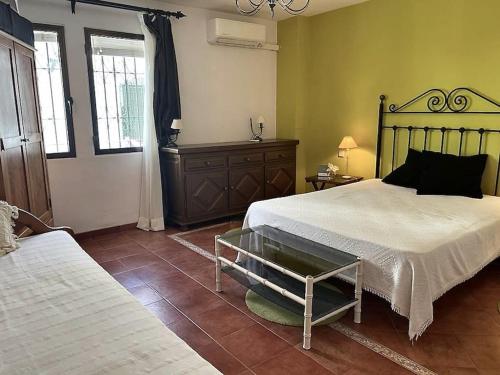 貝納阿維斯的住宿－Fantástico apartmento con piscina en Benahavís.，一间卧室设有一张大床和一个窗户。