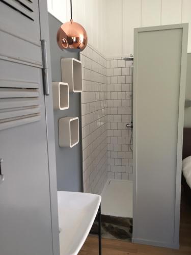 Masléon的住宿－Villa Combade，带淋浴、卫生间和盥洗盆的浴室