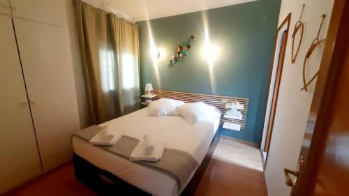 1 dormitorio con 1 cama con sábanas y almohadas blancas en Anchoveta, en Calonge