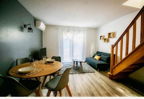 un salon avec une table et un canapé dans l'établissement Les quatre loges n°1, à Aix-en-Provence