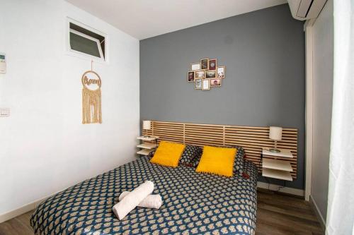 - une chambre avec un lit et 2 oreillers jaunes dans l'établissement Les quatre loges n°1, à Aix-en-Provence