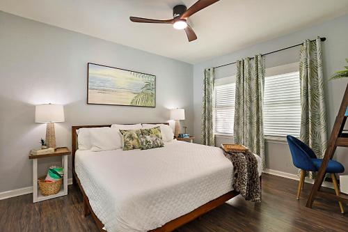 a bedroom with a bed and a ceiling fan at Steps to Beach & Downtown! Cozy Beach Bungalow #3 in Lake Worth