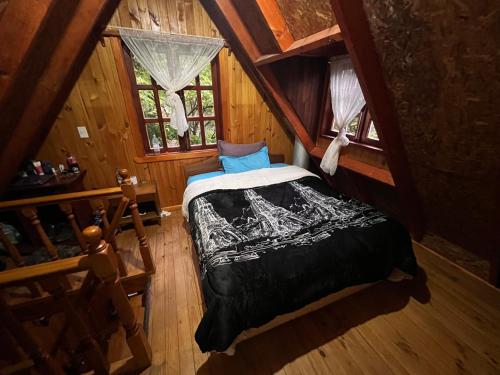 una vista aérea de un dormitorio en una cabaña de madera en Refugio Austral Ensenada, en Puerto Varas