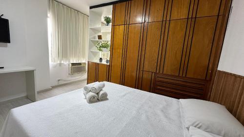 - une chambre avec un lit et des serviettes dans l'établissement Apartamento na melhor localização de Foz, à Foz do Iguaçu