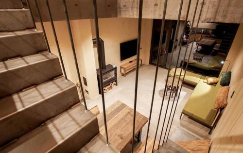 een woonkamer met een trap en een televisie bij Ferienhaus am See in Nordhausen
