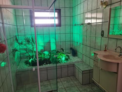 uma casa de banho com um aquário no chuveiro em Casa Campo Tipo Fazenda em Mairinque