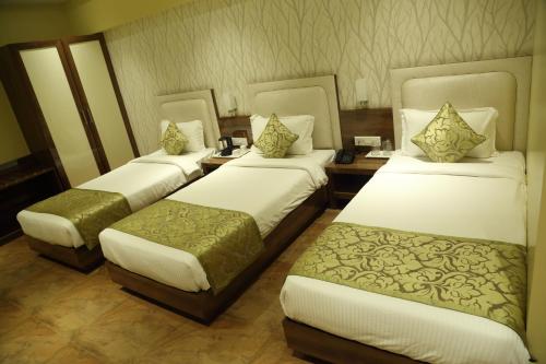 Una cama o camas en una habitación de Shamrock Greens by Jardin Hotels