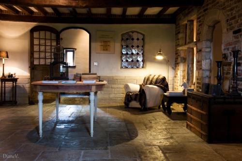 Gastenlogies Blauwe Schaap في Ranst: غرفة مع طاولة في منتصف الغرفة
