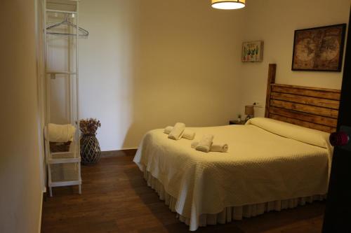 ein Schlafzimmer mit einem Bett mit zwei Handtüchern darauf in der Unterkunft LOS NOGALES in Cazalla de la Sierra