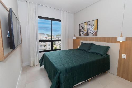 Ένα ή περισσότερα κρεβάτια σε δωμάτιο στο Adra 303 - Apartamento no centro de Bombinhas - Rooftop com piscina e academia - À poucos metros da praia - (Consultar serviços de roupas de cama e banho)