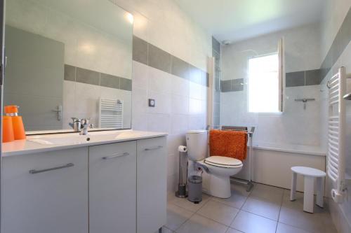 La salle de bains blanche est pourvue de toilettes et d'un lavabo. dans l'établissement Saardia, à Ahetze