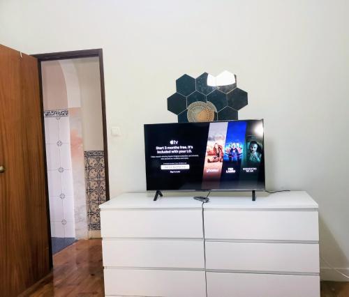 uma televisão em cima de uma cómoda num quarto em Tradicional Portuguese Apartment em Lisboa