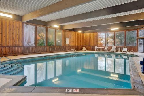 ein großer Pool in einem Hotelzimmer in der Unterkunft The Lodge Luxury Resort At Lake Harmony in Lake Harmony