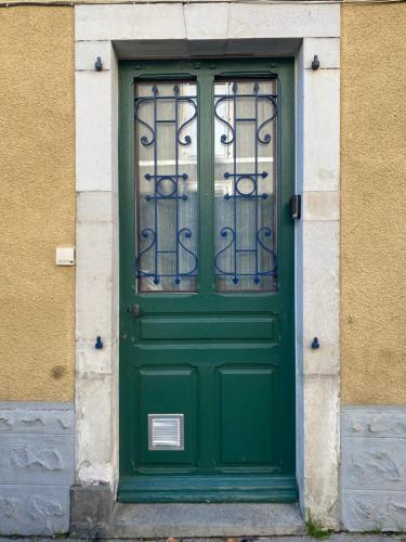 een groene deur in een gebouw met een raam bij Studio cosy rénové-2 pers-Quartier Halles-Bureau in Pau