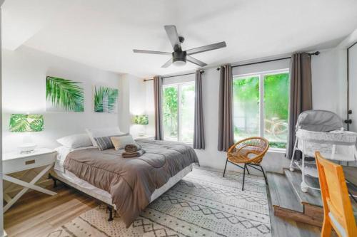 1 dormitorio con 1 cama y ventilador de techo en 10 Min to Brickell - Luxury Apartment with Pool!, en Miami