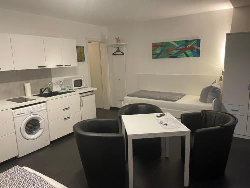 ein kleines Zimmer mit einem Bett, einem Tisch und Stühlen in der Unterkunft New Green Apartments in Berlin