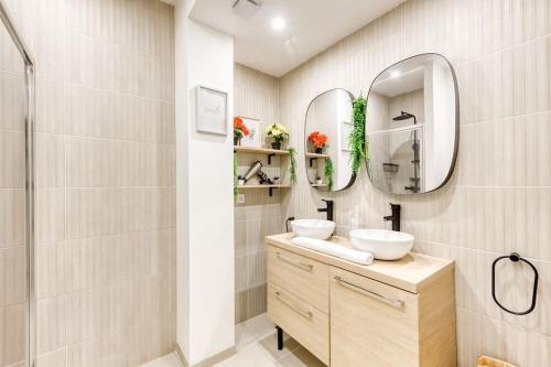 uma casa de banho com 2 lavatórios e um espelho em 40 minutes en voiture de Disneyland Paris em Noisy-le-Sec