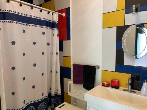 a bathroom with a shower curtain and a sink at Casa Azul en la orilla del Lago Tequesquitengo in Tequesquitengo