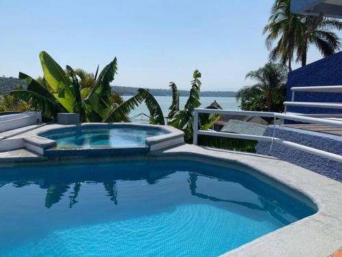 einen Pool mit Meerblick in der Unterkunft Casa Azul en la orilla del Lago Tequesquitengo in Tequesquitengo