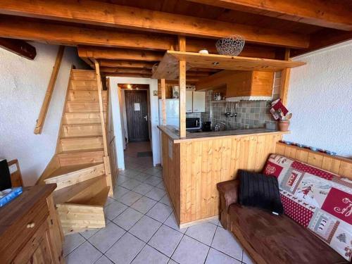 ein Zimmer mit einer Küche und einer Theke in einem Haus in der Unterkunft Chalet Duplex vue sur le lac et pied des pistes in Les Angles