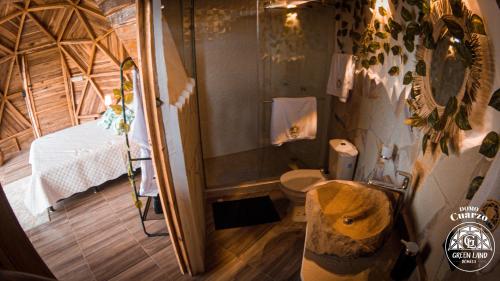 La salle de bains est pourvue d'une douche et de toilettes. dans l'établissement Greenlandomesa CUARZO, à La Honda