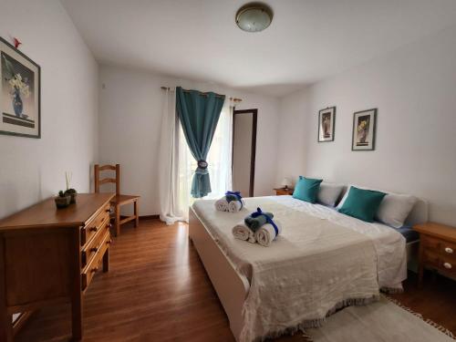 ein Schlafzimmer mit einem Bett mit zwei ausgestopften Tieren darauf in der Unterkunft Paraiso 46 in Parque Holandes