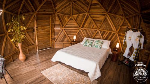 1 dormitorio con 1 cama en una habitación de madera en Greenlandomesa CUARZO, en La Honda