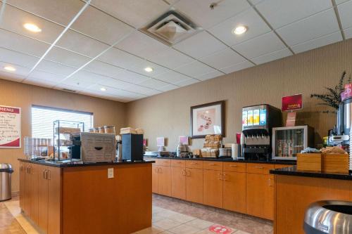 un restaurante de comida rápida con caja registradora y mostrador en Best Western Plus South Edmonton Inn & Suites, en Edmonton