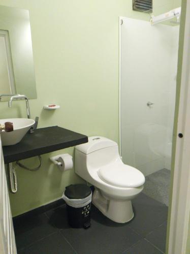 a bathroom with a toilet and a sink at Casamarilla in Mariquita